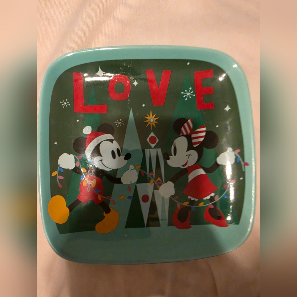 Disney Mickey and Minnie Christmas Themed LOVE Plate Green 7 In X 7 In